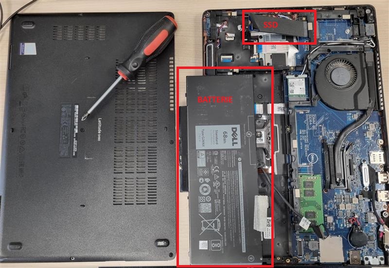 PC portable ouvert avec SSD visible